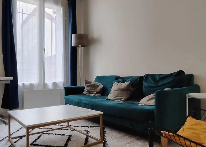 Modern 1 Bedroom Apartment Near The Metro.