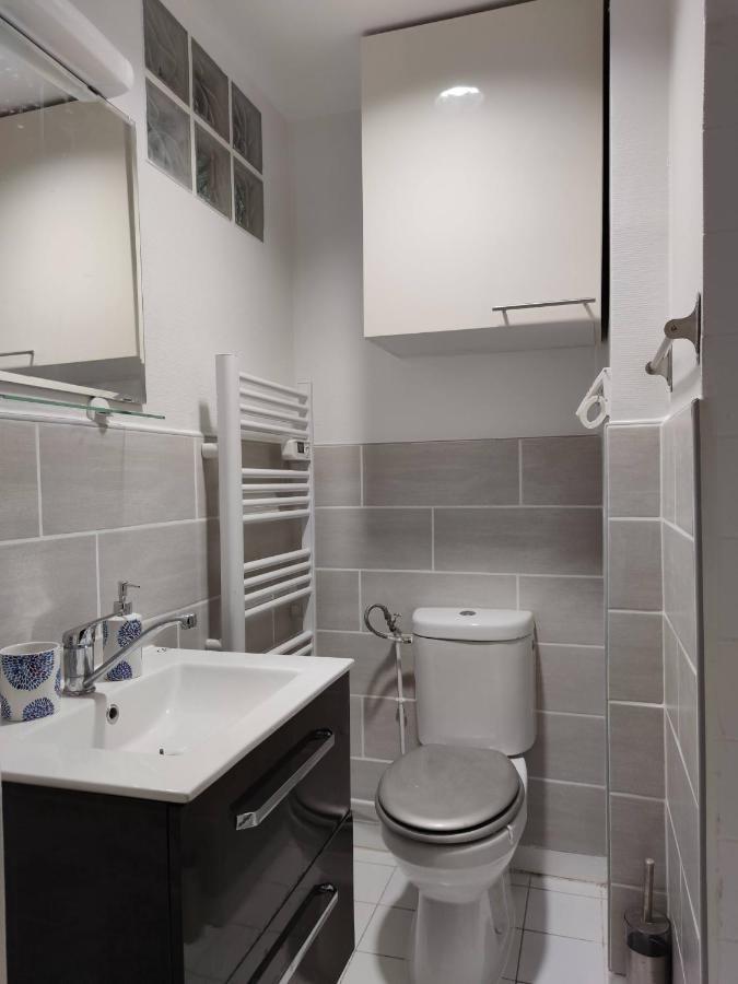 Modern 1 Bedroom Near The Metro. Ferienhaus *